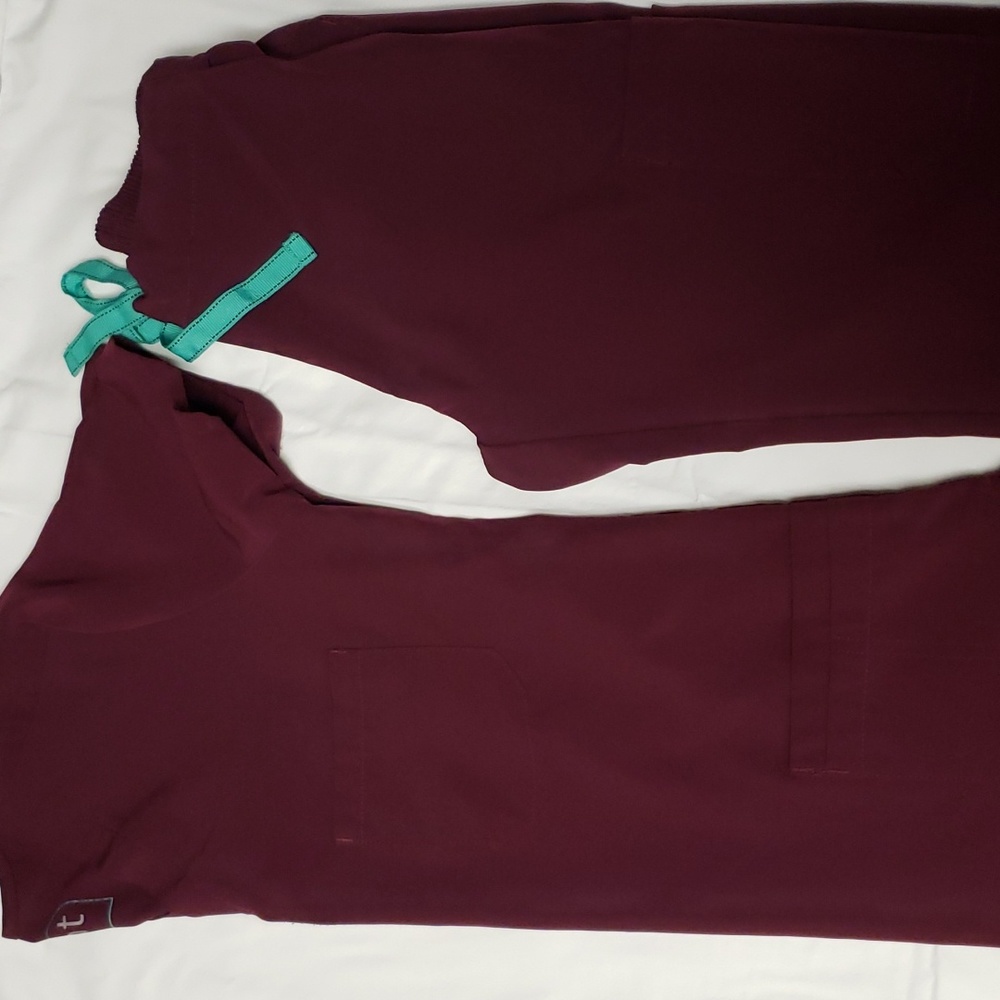 Mint stretch burgundy scrub set Xs